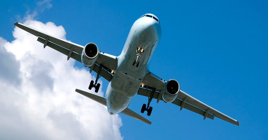 Avión volando visto desde el suelo