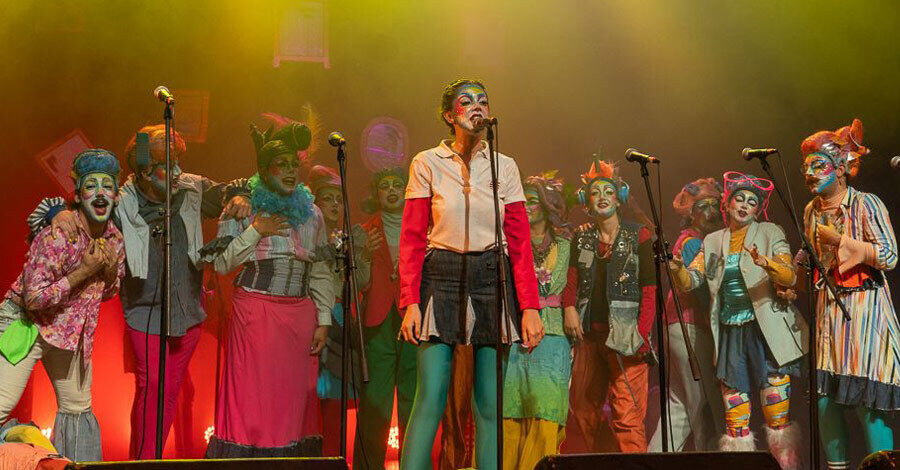 Murga Cual en el escenario del Teatro Florencio Sánchez actuando en el Encuentro de Murga Joven 2024
