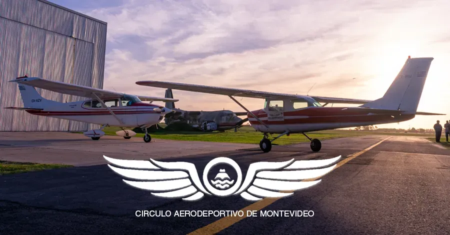 Dos avionetas estacionadas con un atardecer de fondo, calado en blanco, centrado, aparece el logotipo del Circulo Aerodeportivo Montevideo