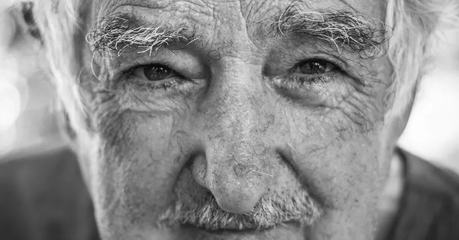 primerísimo primer plano, en escala de grises de la cara de José &quot;Pepe&quot; Mujica