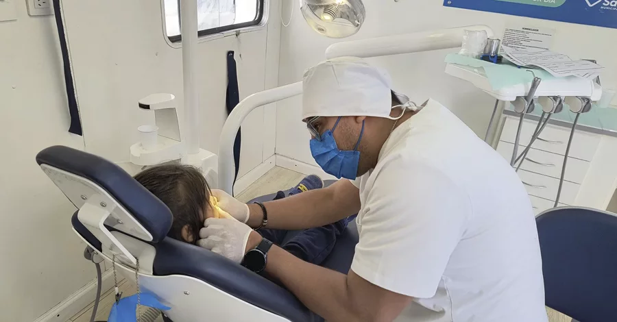 llega nuevamente al teatro de verano de colon el movil odontalogico