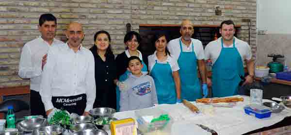 El personal a cargo del servicio gastronómico posando frente a la parrilla en el evento de los 50 años del Centro Comercial e Industrial Colón