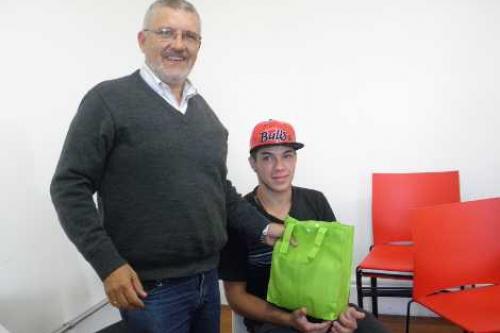 entregadebecasparaelUrundayUniversitarioporpartedenuestromunicipiog