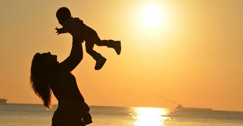 afiche del dia de las madres imagen de madre con su bebe