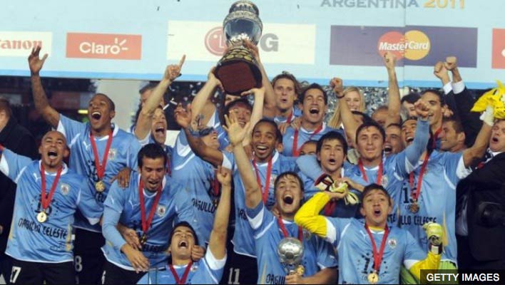La 15° victoria en la Copa América 2011 puso a Uruguay por encima de Argentina en la cantidad de trofeos continentales. Y en su propia casa. uruguay mas grande que argentina 102025849 gettyimages 119772094